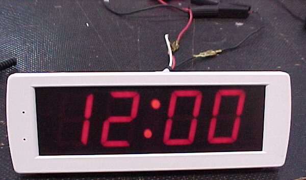 RELOJ DIGITAL COLOR GRIS 24 V