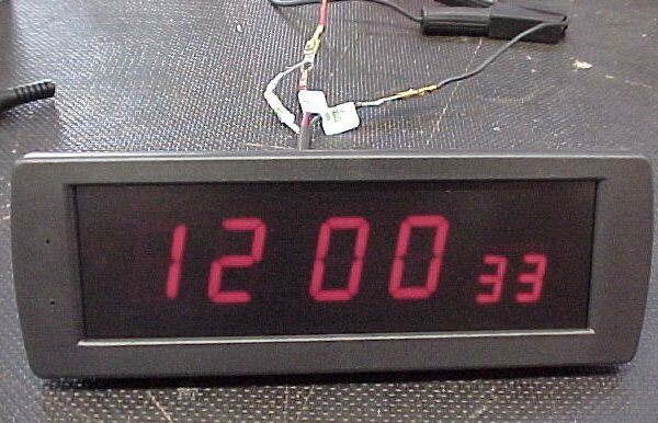 RELOJ DIGITAL CON SEGUNDOS NEGRO 24 V.