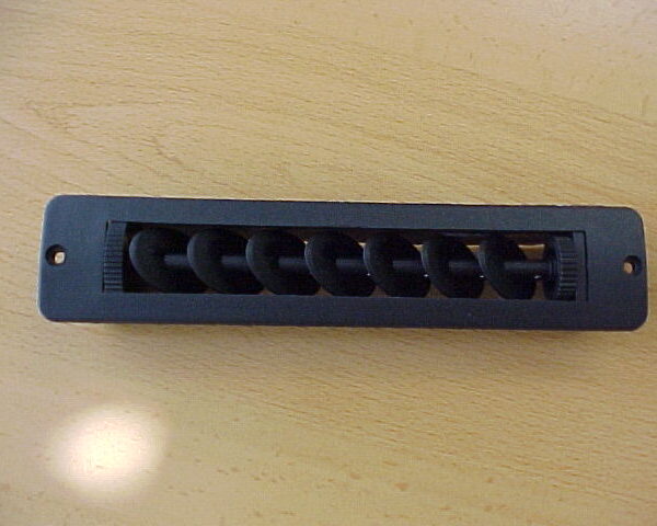REJILLA AIREACION NEGRA 170X36MM CON TOR