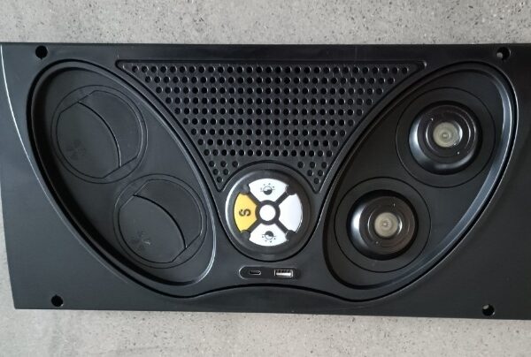 PLACA DIF OVALO NEG/NEG IZQUIERDA+2USB